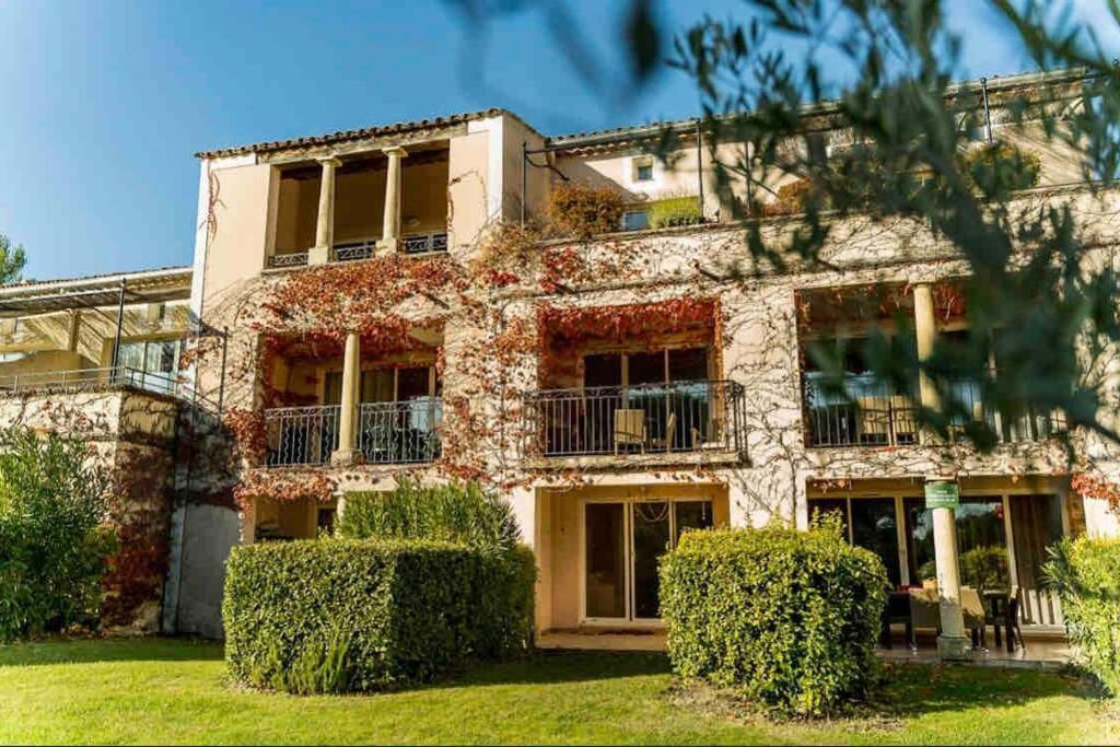 Moment De Detente Sur Le Golf De Pont-Royal Mallemort Exterior photo